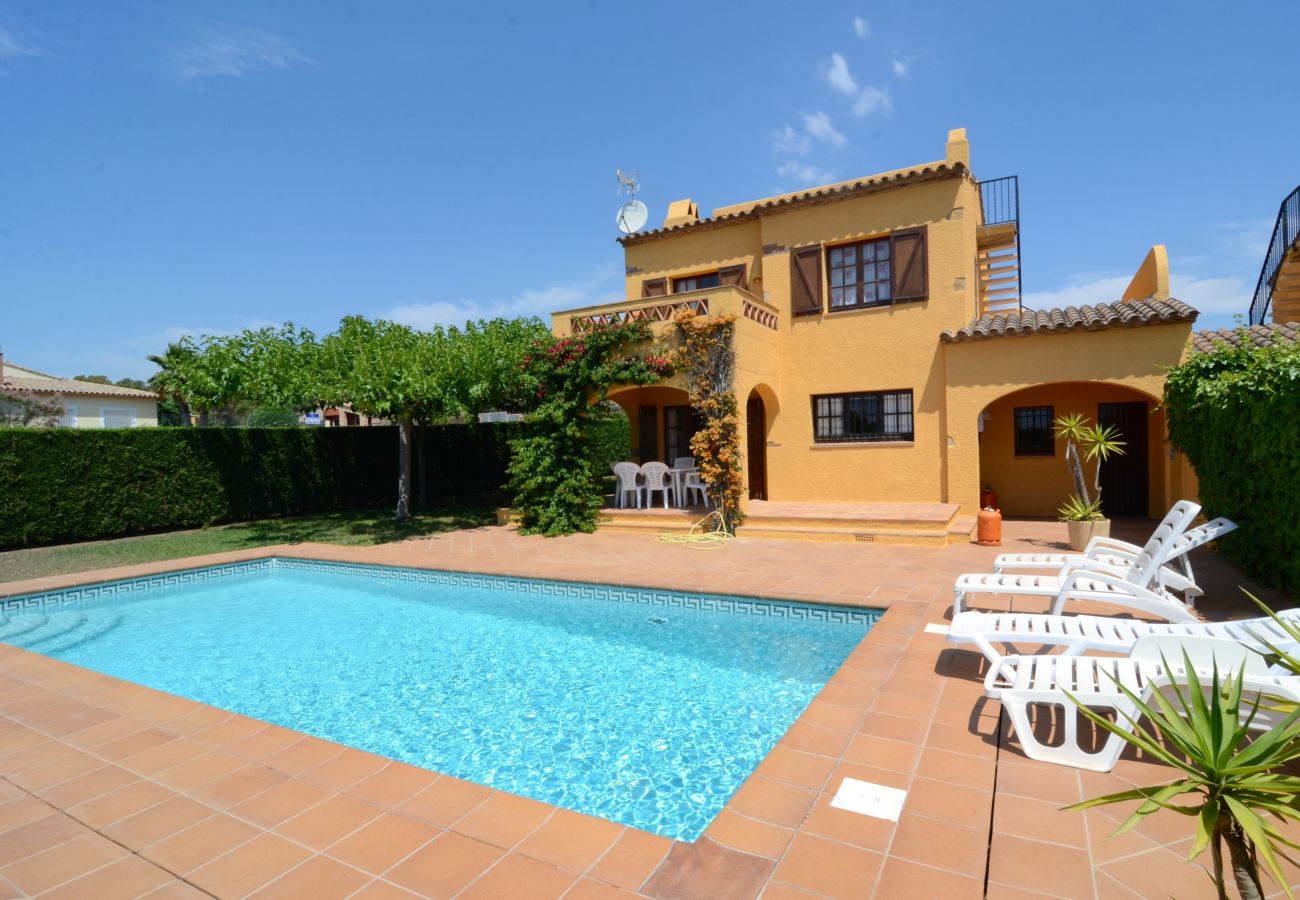 3 Bed Holiday Villa to Rent in Torre Vella